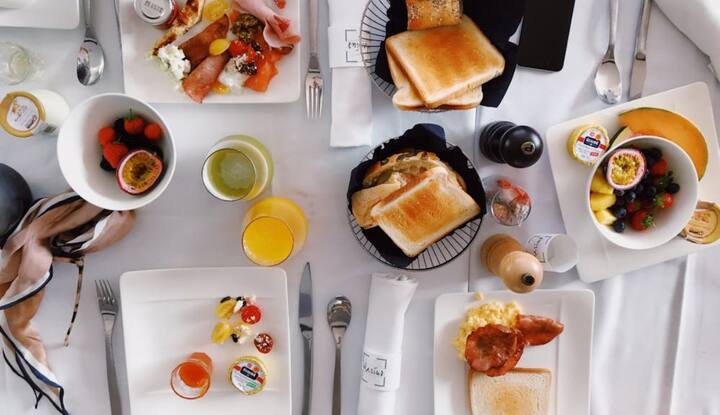 एक्सपर्ट के मुताबिक दिन की शुरुआत जिस खाने से होती है वह पूरे पाचन तंत्र को प्रभावित करता है. नाश्ता सिर्फ पेट भरने के लिए नहीं बल्कि पेट को शांत और हल्दी बनाए रखने के लिए भी जरूरी होता है. ऐसे में चलिए आज हम आपको बताएंगे कि अगर आपको भी खाने के बाद ब्लोटिंग की समस्या होती है तो आप ब्रेकफास्ट में कौन से आसान बदलाव कर सकते हैं.