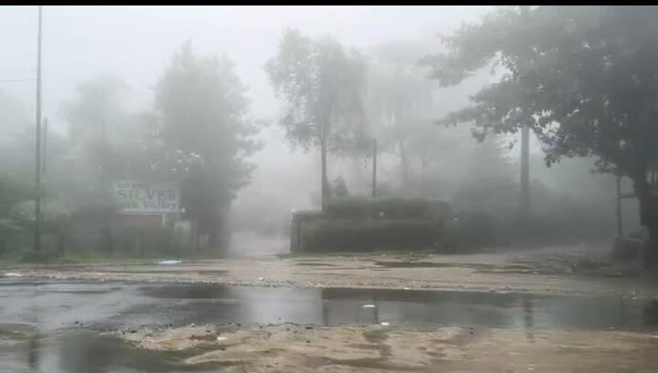 श्रावण मास की झमाझम बारिश ने माउंट आबू को उत्सव में बदल दिया है. सफेज चादर सा छाया मौसम मानों धरती का सबसे खूबसूरत और मनमोहक नजारा बन गया हो.