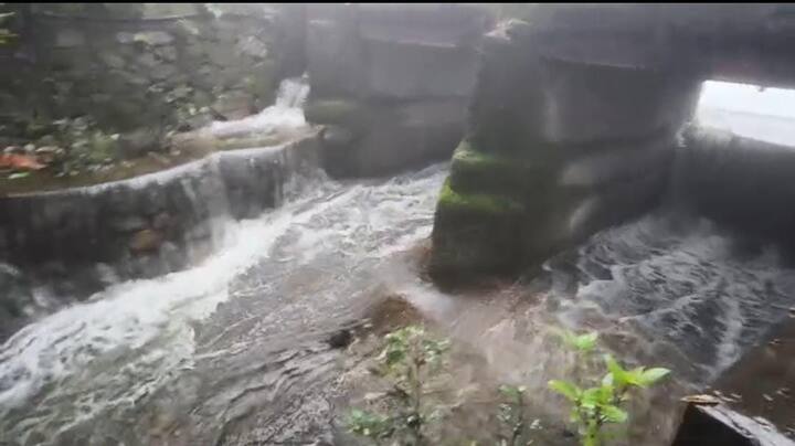 वहीं अपर कोदरा डैम में 33 फीट क्षमता के मुकाबले 23 फीट पानी भर चुका है. बरसात का दौर जारी है, जिससे दोनों बांध जल्दी ही पूरी तरह भर सकते हैं.