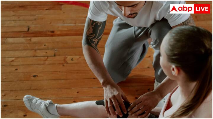 क्वाड्स, हैमस्ट्रिंग और पिंडलियों की मसल्स मजबूत करने से घुटनों को सपोर्ट मिलता है. स्क्वैट्स, लेग लिफ्ट और कर्ल जैसी एक्सरसाइज हफ्ते में 2-3 बार करें. डॉ. नेने कहते हैं, 'मजबूत मसल्स घुटनों पर दबाव कम करती हैं और दर्द से बचाती हैं.'