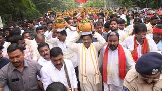 Vivek Venkatswamy Bonalu: మంచిర్యాల జిల్లాలో బోనమెత్తిన మంత్రి వివేక్ వెంకటస్వామి, హామీలు అమలు చేస్తామని భరోసా