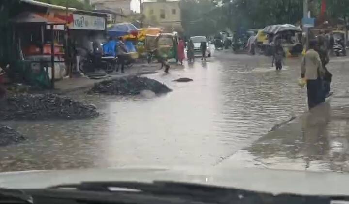 સિહોરના મુખ્ય માર્ગો પર પાણીમાં વાહન ચાલકો પસાર થઈ રહ્યા છે. સિહોરમાં પડેલા વરસાદને કારણે અનેક વિસ્તારોમાં પાણી ભરાઈ જવાની સમસ્યા સામે આવી છે.
