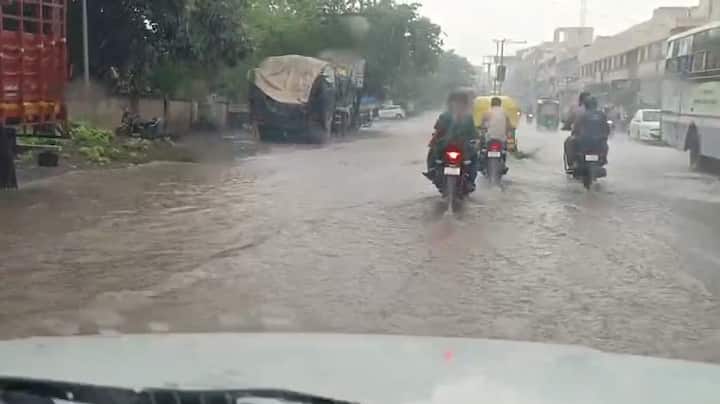 સિહોરમાં માત્ર એક ઈંચ વરસાદના કારણે અનેક જગ્યાએ પાણી ભરાવાની ઘટના બની હતી. વરસાદને કારણે પાણી ભરાઈ જતા વાહન ચાલકો પણ મુશ્કેલીમાં મુકાઈ ગયા હતા.