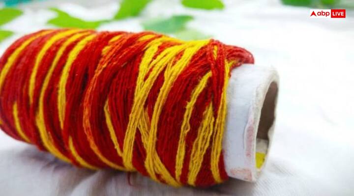 कलावा का लाल और पीले रंग का संबंध ज्योतिष में मंगल और गुरु से बताया गया है. कलावा का लाल रंग ऊर्जा और समृद्धि को बढ़ाता है. वहीं पीला रंग रक्षा करता है और उन्नति में सहायक होता है.