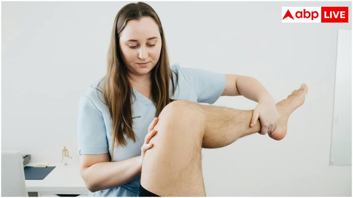 घुटनों का दर्द आजकल एक आम समस्या बन गई है. पहले ये दिक्कत 50-60 साल की उम्र में देखी जाती थी, लेकिन अब 20-30 साल के युवाओं में भी ये दिक्कत बढ़ रही है. इसका कारण खराब पोस्चर, वजन बढ़ना, कमजोर मसल्स और पोषक तत्वों की कमी है.