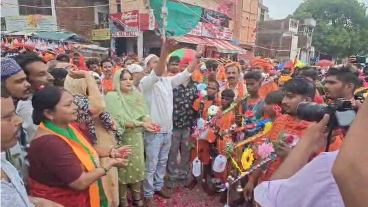 मुसलमानों ने कहा, कावड़िया भाई कई किलोमीटर का सफर तय कर, कष्ट सहते हुए यहां आते हैं. उनकी आस्था का हम सम्मान करते हैं और ये हमारा भी कर्तव्य है.