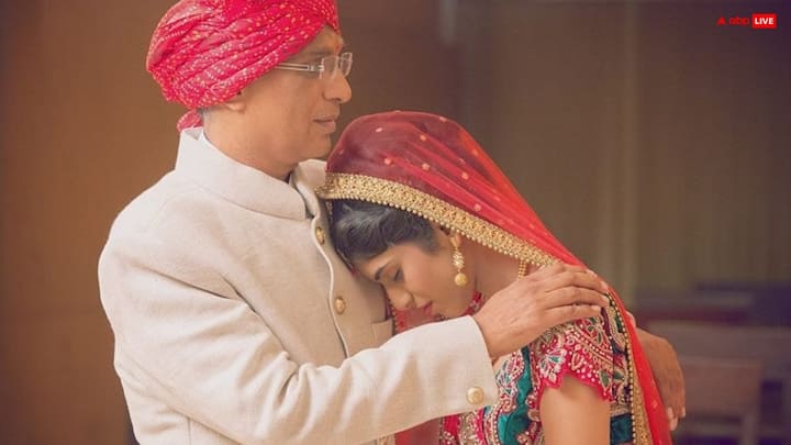 सावन में जब बेटियां घर आती हैं तो खुशहाली लौट आती है. इस माह में आने वाले त्योहार जैसे हरियाली तीज, रक्षाबंधन पर बेटियों के बिना अधूरा माना जाता है.