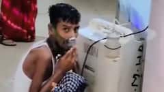 आजमगढ़ में स्वास्थ्य व्यवस्था बदहाल, जमीन पर बैठकर मरीज के लगाया ऑक्सीजन
