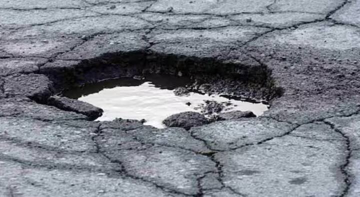 ਹੁਣ ਟੋਏ ਜਾਂ ਸੜਕ ਦੀ ਫੋਟੋ 'ਤੇ ਕਲਿੱਕ ਕਰੋ ਅਤੇ ਇਸਨੂੰ ਐਪ 'ਤੇ ਅਪਲੋਡ ਕਰੋ। ਸ਼ਿਕਾਇਤ ਨਾਲ ਸਬੰਧਤ ਇੱਕ ਛੋਟੀ ਜਿਹੀ ਜਾਣਕਾਰੀ ਲਿਖੋ। ਜੇ ਤੁਸੀਂ ਚਾਹੋ, ਤਾਂ ਤੁਸੀਂ 