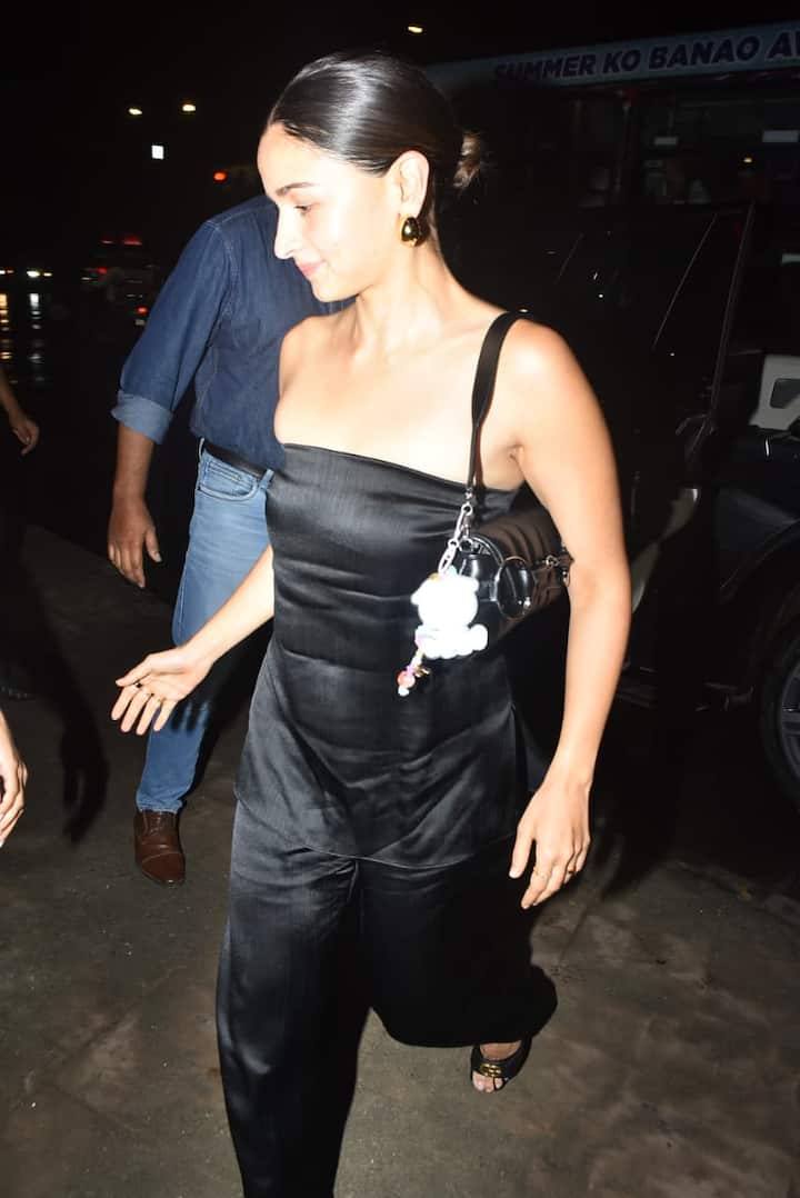 पिक्चर्स में नजर आ रहीं आलिया ने ब्लैक कलर की ऑफ शोल्डर सिंपल सी आउटफिट पहनी हुई थीं. इस लुक में उन्होंने अपने कम्फर्ट जोन के साथ स्टाइल को अपनाना.