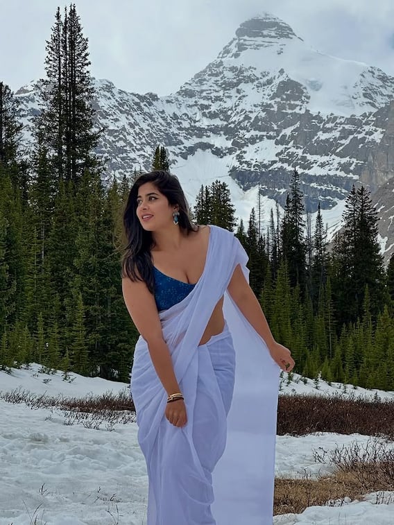 બર્ફિલા પહાડો વચ્ચે વ્હાઈટ સાડીમાં નિકિતા શર્માએ કરાવ્યું ફોટોશૂટ