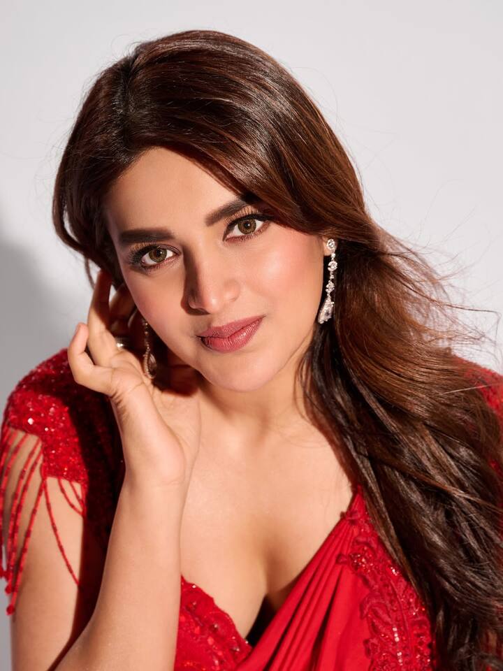 આ તસવીરમાં નિધિ અગ્રવાલે રેડ સાડીમાં તસવીરો શેર કરી છે. આ સાડીમાં અભિનેત્રી ખૂબ જ સુંદર લાગી રહી છે. તેની સાથે તેમણે વાળને ખુલ્લા રાખ્યા છે.