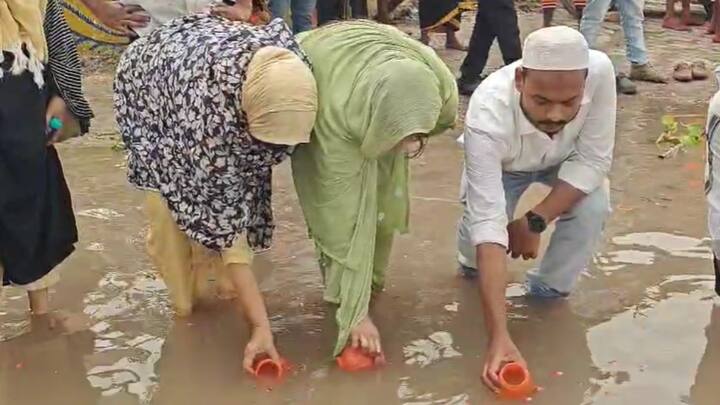 मुस्लिम समुदाय के लोगों ने घाटों पर जाकर गंगा और यमुना की तहज़ीब को ज़मीन पर उतारा.