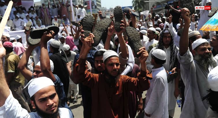 बांग्लादेश की सड़कों पर खुलेआम लगे जिहाद के नारे, ढाका की मस्जिद में लहराए ISIS के झंडे, भीड़ ब