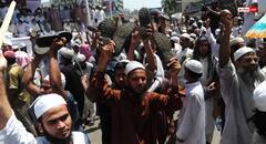 बांग्लादेश की सड़कों पर खुलेआम लगे जिहाद के नारे, ढाका की मस्जिद में लहराए ISIS के झंडे, भीड़ बोली- 'हम जिहादी, हमें चाहिए...'