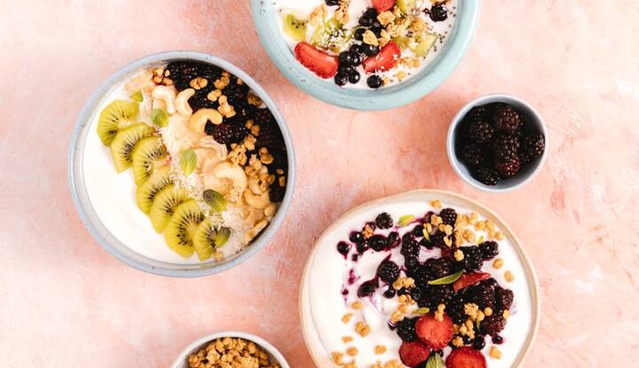 इनके अलावा आप नाश्ते में फलों के साथ दही ले सकते हैं. हालांकि इसे सही मात्रा में लेना जरूरी होता है. दही और फल का कॉन्बिनेशन सुबह के लिए बढ़िया माना जाता है. लेकिन ज्यादा मात्रा में लेने से ब्लोटिंग हो सकती है. इसलिए इसकी मात्रा पर ध्यान देना जरूरी होता है.