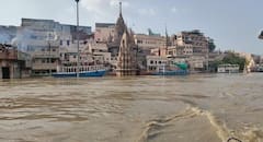 वाराणसी में जलमग्न हुए मंदिर और गंगा का जलस्तर पहुंचा 70 मीटर के पार, देखें तस्वीरें