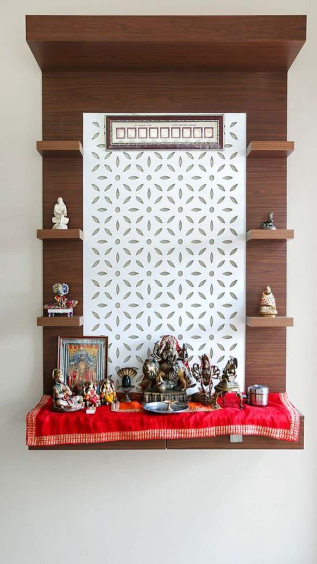 घर में पूजा मंदिर सबसे पवित्र जगह होती है. ये शुभ जगह हो