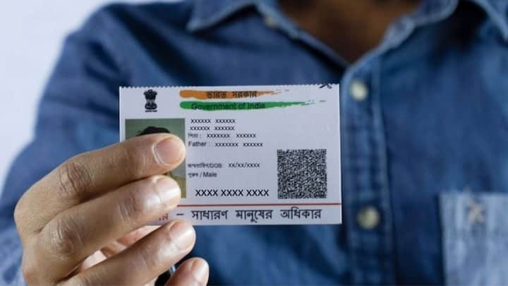 इन दस्तावेजो में बात की जाए तो पहचान पत्र के तौर पर आपको बैंक को आधार कार्ड, पैन कार्ड, वोटर आईडी, ड्राइविंग लाइसेंस या पासपोर्ट इनमें से कोई दस्तावेज देना होता है. इन दस्तावेजों से बैंक आपकी पहचान और आपकी नागरिकता कंफर्म करता है.