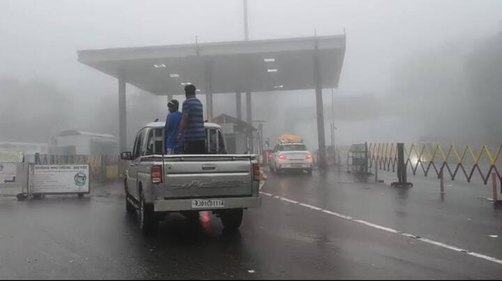 बारिश के इस मौसम में माउंट आबू में झरने भी सक्रिय हो गए हैं, जिससे दृश्य और भी रमणीय हो गया है. पर्यटक हर कोने का आनंद उठा रहे हैं और प्रकृति की खूबसूरती को निहार रहे हैं.