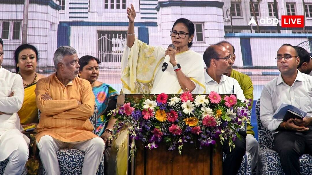 TMC का 'अस्मिता कार्ड'! शहीद दिवस पर बांग्ला भाषियों के अपमान के आरोपों में बीजेपी को घेरने की रणनीति before west bengal election TMC used annual Shaheed Diwas rally for target opposition party TMC का 'अस्मिता कार्ड'! शहीद दिवस पर बांग्ला भाषियों के अपमान के आरोपों में बीजेपी को घेरने की रणनीति