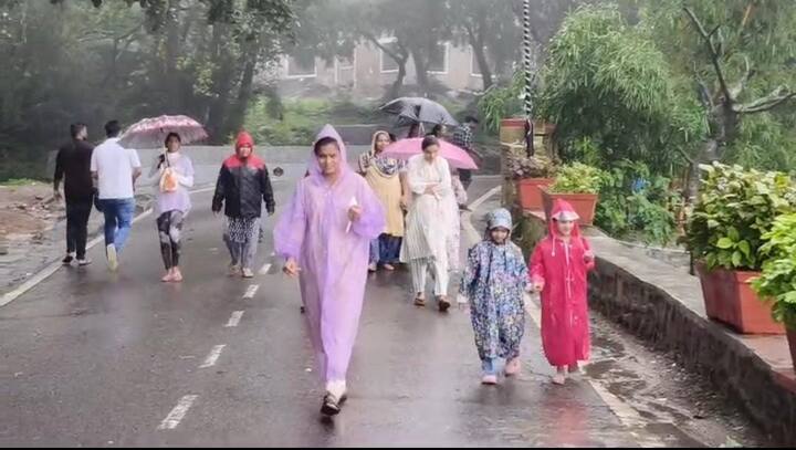 दोपहर से देर शाम तक लोग नक्की झील की बहती चादरों और आसपास के झरनों को देखने उमड़ पड़े हैं. बरसात के इस सौंदर्य ने पूरे हिल स्टेशन को रोमांच से भर दिया है.