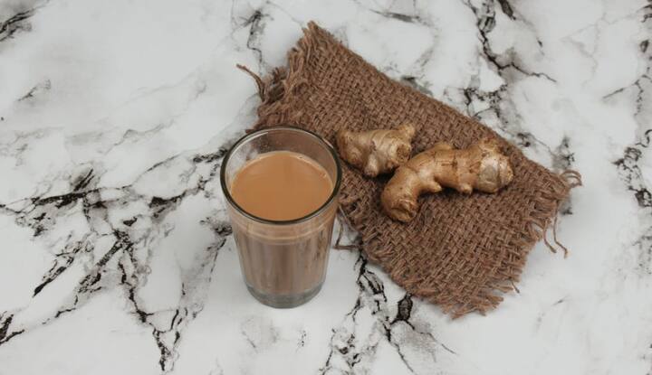 अदरक की चाय या अदरक का पानी का सेवन करें. अदरक पेट की गैस, अपच और जलन को शांत करता है. सुबह एक अदरक वाली चाय आपकी घट को दिनभर खुश रख सकती है.