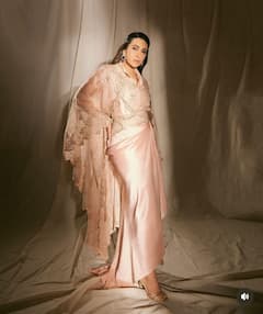 कैजुअल आउटफिट में एयरपोर्ट पर स्पॉट हुई करिश्मा कपूर, बेटी समायरा भी साथ आई नजर