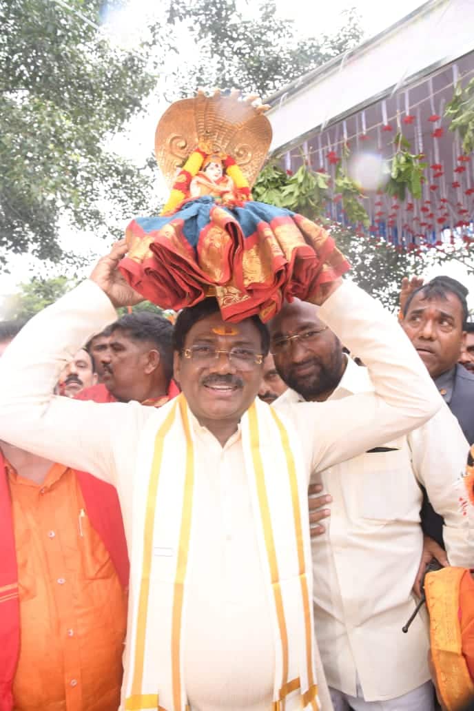 Vivek Venkatswamy Bonalu: మంచిర్యాల జిల్లాలో బోనమెత్తిన మంత్రి వివేక్ వెంకటస్వామి, హామీలు అమలు చేస్తామని భరోసా