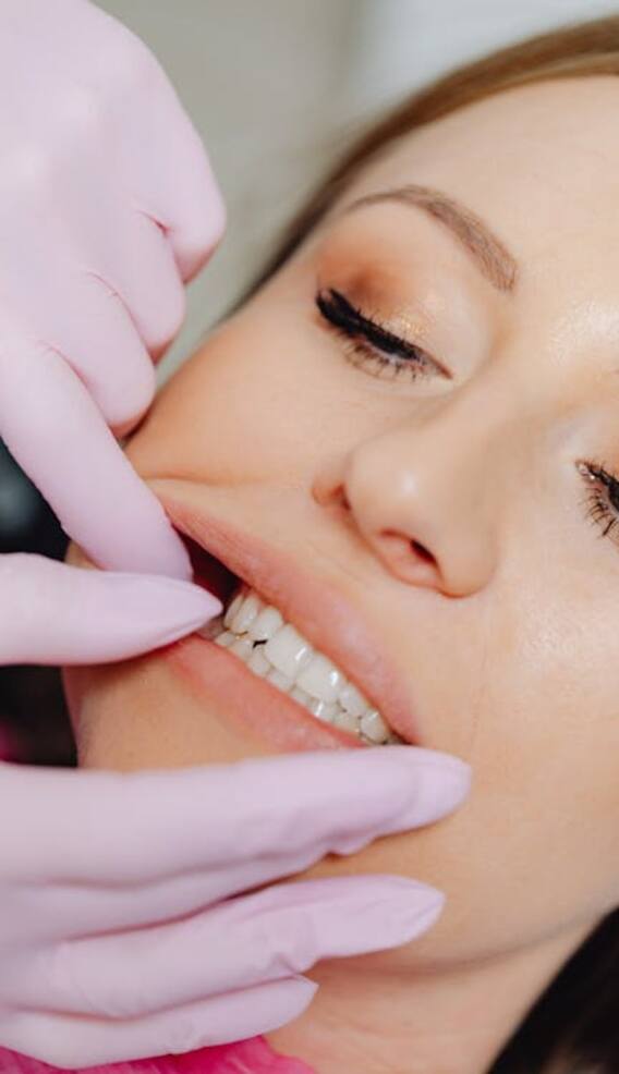 பற்கள் மஞ்சள் நிறத்தில் உள்ளதா? வெண்மையாக்க வீட்டு வைத்தியங்கள் இதோ