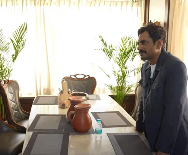 एक्टर ने घर में एक डायनिंग एरिया भी बनवाया है. यहां पर एक बड़े से टेबल के साथ ग्रे और ब्राउन चेयर्स लगी हुई हैं.