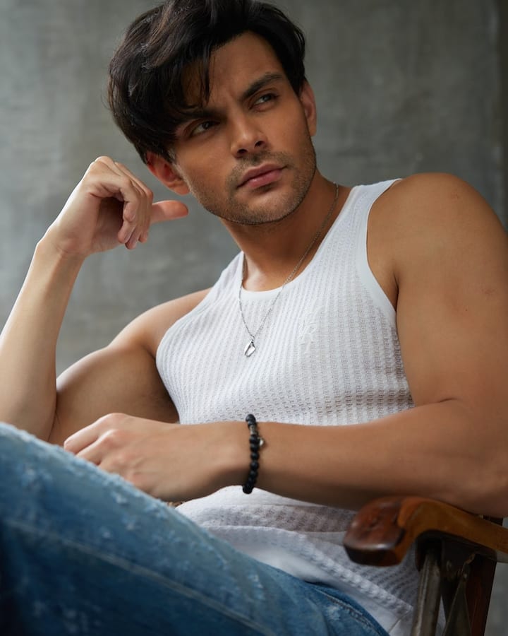 Veer has studied at Dhirubhai Ambani International School in Mumbai. After completing his studies, he studied Global Financial Management in London. Along with studies, he was also fond of acting and music.