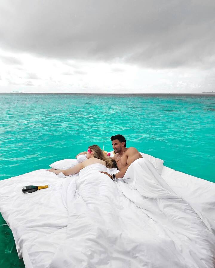 साहिल खान यांनी केवळ 1-2 नव्हे तर तब्बल 26 वर्षांनी लहान असलेल्या मुलीशी लग्न केलं आहे. ही गोष्ट लोकांना समजल्यावर अनेक प्रकारच्या प्रतिक्रिया उमटायला लागल्या. एका अलीकडच्या मुलाखतीत साहिल म्हणाले की, वय प्रेमाला परिभाषित करत नाही. आमची कहाणीही अशीच आहे. माझ्या मते प्रेमाचा संबंध हा समजूतदारपणा आणि परस्पर समन्वयावर आधारित असतो.