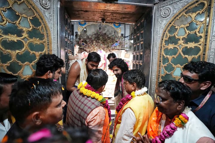श्रावण मास के दूसरे सोमवार पर हर मंदिर में आज भक्तों की काफी भीड़ देखने को मिली. इस खास मौके परसीएम मोहन यादव ने भी मंदिर में पूजा कर इस पवित्र दिन पर भगवान का आर्शीवाद लिया.