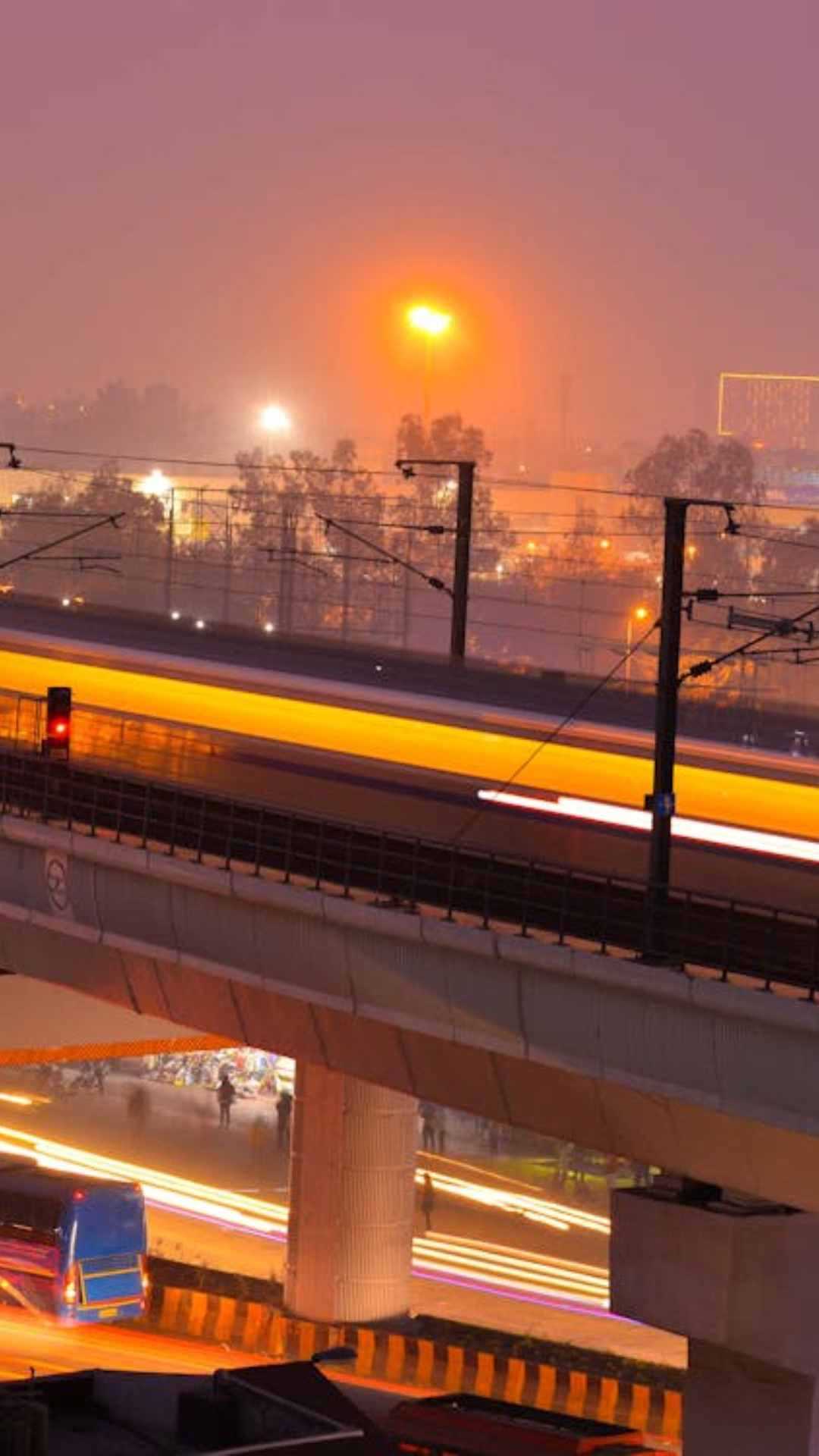 हर दिन करीब कई लाख लोग मेट्रो से सफर करते हैं, वहीं दिल्ली मेट्रो का नेटवर्क भारत में सबसे बड़ा है