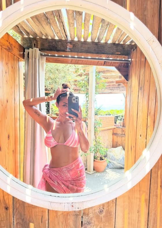 Malaika made a top in hairstyle with Pink Bikini. In this mirror selfie, the actress is seen flaunting her toned figure.