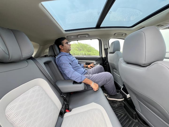 এর ক্লোজড অফ গ্রিল, বিভিন্ন অ্যালয় (আমাদের টপ-এন্ড ভার্সনে ১৯ ইঞ্চি) এবং কিছু ইভি স্পেসিফিক টাচ রয়েছে। স্টিলথ সংস্করণ আছে যা সম্পূর্ণ কালো রঙের সঙ্গে আরও বেশি আক্রমণাত্মক দেখাচ্ছে। কিন্তু সামগ্রিকভাবে হ্যারিয়ার ইভি দেখতে আগের মতো হলেও এর ভালো পেন্ট ফিনিশিং ও শক্ত বিল্ড কোয়ালিটি রয়েছে।