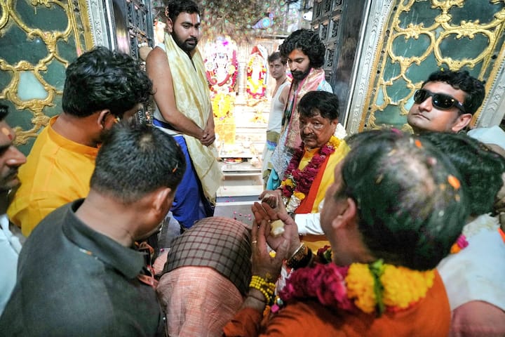 श्रावण मास के दूसरे सोमवार पर सीएम मोहन यादव और मंत्री कैलाश विजयवर्गीय उज्जैन स्थित गोपाल मंदिर पहुंचे और वहां भी पूजा-अर्चना की.