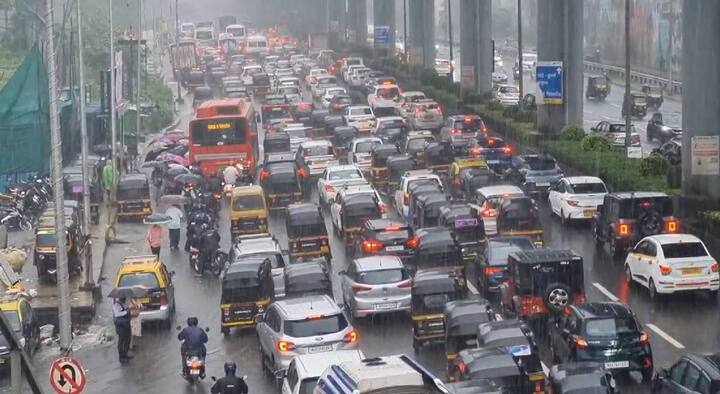 Mumbai Rain News: भारतीय हवामान विभागाने (IMD) वर्तवलेल्या अंदाजानुसार मुंबईच्या पश्चिम उपनगर, ठाण्यासह मुसळधार पावसाला सुरुवात झाली आहे. अंधेरी सबवेमध्ये सध्या दोन ते तीन फूट पाणी भरल्याचे चित्र आहे.