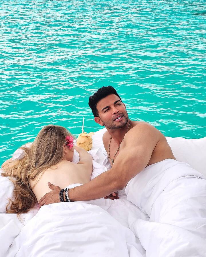 साहिल यांनी पुढे सांगितलं की, आम्ही जेव्हा पहिल्यांदा भेटलो, तेव्हा मिलिना केवळ 21 वर्षांची होती. त्यांनी सांगितलं की, पहिल्यांदा त्यांनी मिलिनाला मॉस्कोमधल्या एका रेस्टॉरंटमध्ये तिच्या आईसोबत डिनर करताना पाहिलं. त्याच वेळी मी देखील तिथे माझ्या मित्रांसोबत होतो. त्यानंतर मी तिला मॉडेलिंग आणि फोटोशूटचं ऑफर दिलं, पण तिने नकार दिला. मिलिनाने स्पष्टपणे सांगितलं की, तिला त्यात रस नाही आणि ती अशा व्यक्तीच्या शोधात आहे, जिच्यासोबत ती लग्न करून आपलं घर बसवू शकेल.