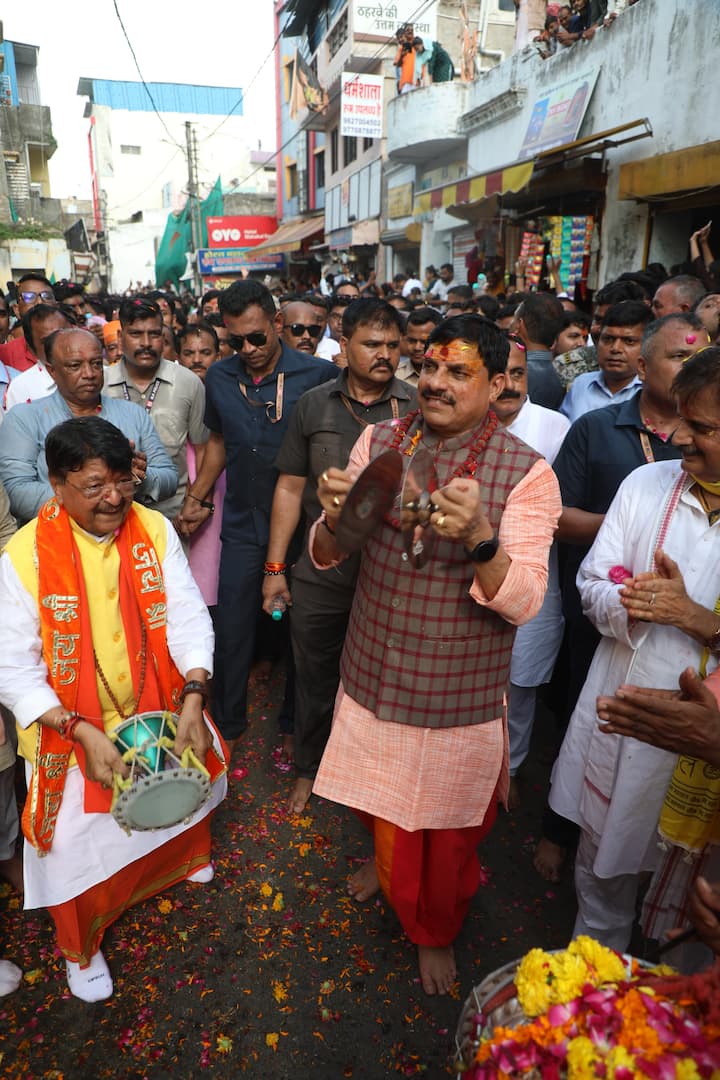 मुख्यमंत्री डॉ मोहन यादव पवित्र श्रावण माह के दूसरे सोमवार को उज्जैन में भगवान श्रीमहाकाल की पूजा अर्चना करने के बाद सवारी में शामिल हुए.