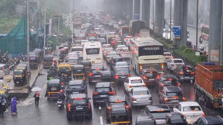 मुंबईच्या पश्चिम उपनगरात मुसळधार पावसाला सुरुवात झाली आहे. सकाळ पासून सुरु असलेल्या पावसाच्या दमदार सरीमुळे ठाण्यासह अंधेरी सबवेमध्ये सध्या दोन ते तीन फूट पाणी भरल्याचे चित्र आहे. यामुळे अंधेरी सबवे वाहतुकीसाठी बंद करण्यात आला आहे.