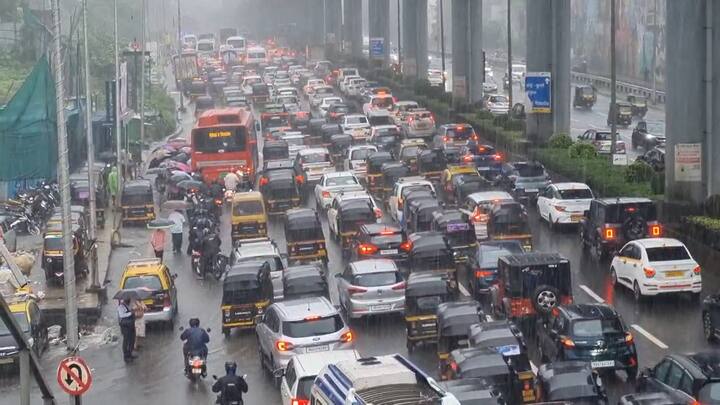 मुंबई, ठाण्यासह पश्चिम उपनगरात आज सकाळपासून धो-धो पावसाच्या सारी बरसात आहेत.  मुंबईत सध्या सुरू असलेला मुसळधार पावसामुळे पश्चिम द्रुतगती महामार्गावर मोठी वाहतूक कोंडी निर्माण झाली आहे. बोरिवलीकडून वांद्रेच्या दिशेने जाणारा मार्गावर सांताक्रुज विलेपार्ले, अंधेरी, जोगेश्वरी, गोरेगाव मालाड दरम्यान मोठी वाहतूक कोंडी निर्माण झाली आहे.