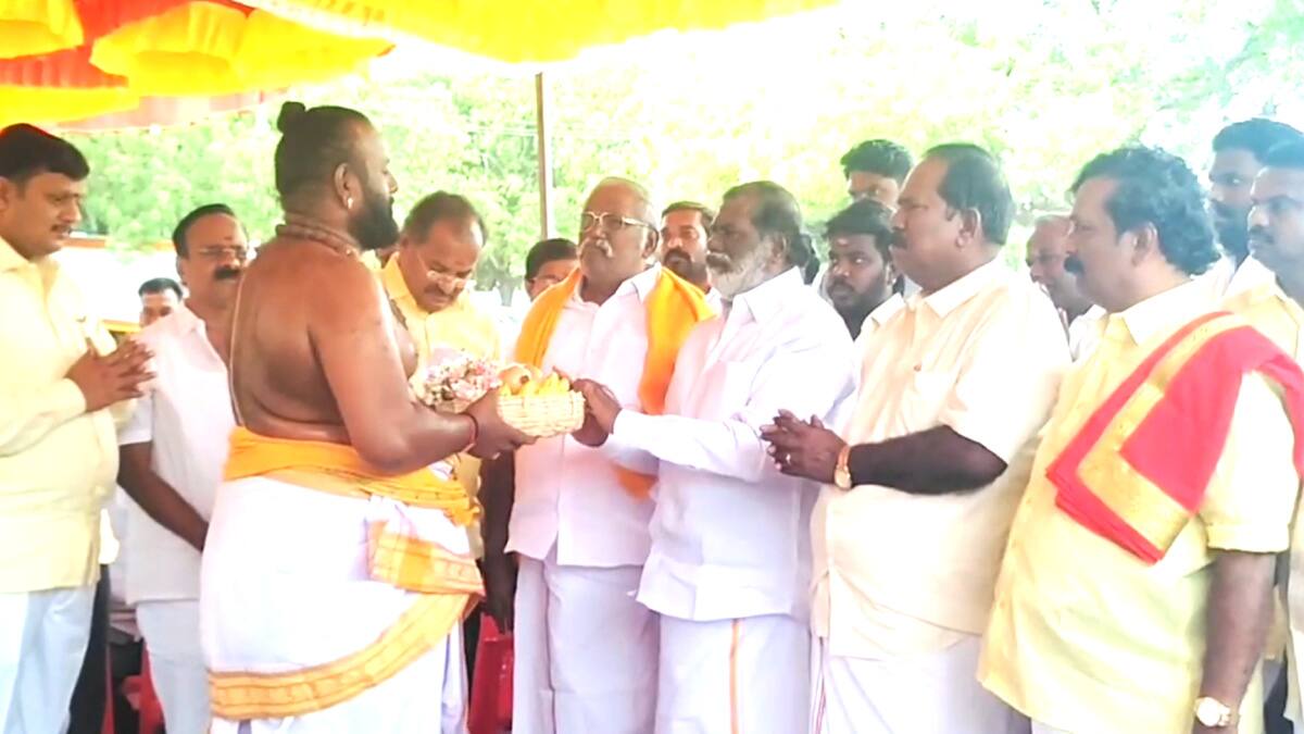 பூம்புகார் வன்னியர் சங்க மகளிர் மாநாடு - ஒரே மேடையில் மீண்டும் ராமதாஸ், அன்புமணி.. உற்சாகத்தில் பாமகவினர்..!