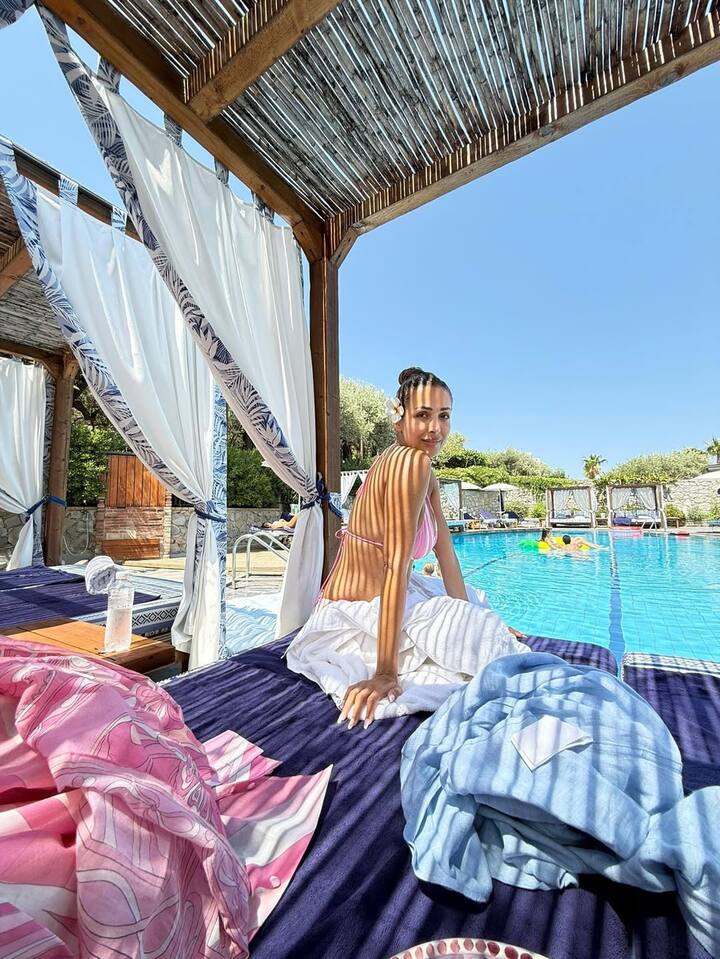 Currently enjoying a sun-drenched escape in Italy, Malaika is setting serious vacation style goals. Her latest bikini look has taken social media by storm.