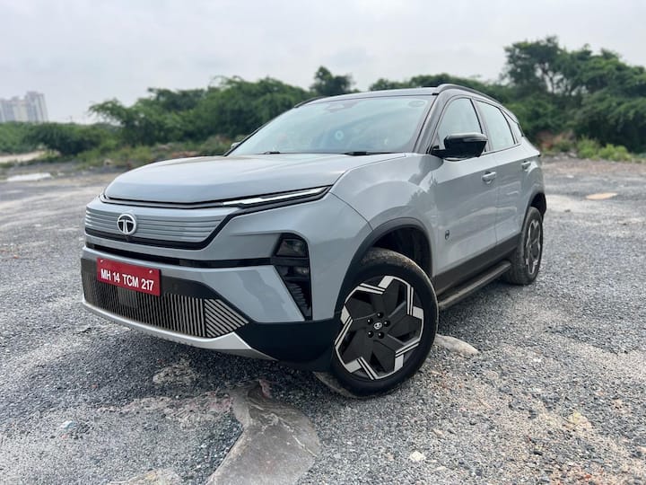 হ্যারিয়ার ইভি ইন্টেরিয়র রিভিউ : ভেতরের দিকটি সাধারণ রঙের স্পেসিফিকেশন আইসিই হ্যারিয়ারের মতো নয় বরং এর পরিবর্তে টাটা ইভির মতো হালকা শেড ব্যবহার করা হয়েছে। যেখানে কালো/নীল এবং গ্রে ব্যবহার করা হয়েছে।
