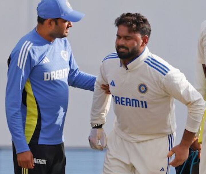 ऋषभ पंत तीसरे टेस्ट के पहले ही दिन चोटिल हो गए थे, उनकी उंगली में चोट लग गई थी. जिसके बाद वह मैदान से चले गए और पूरे टेस्ट में सिर्फ बल्लेबाजी की. चौथे टेस्ट में उनका खेलना मुश्किल लग रहा है, अगर वो खेलते हैं तो सिर्फ बल्लेबाज के तौर पर खेल सकते हैं. संभावना है कि वो विकेट कीपिंग न करें.