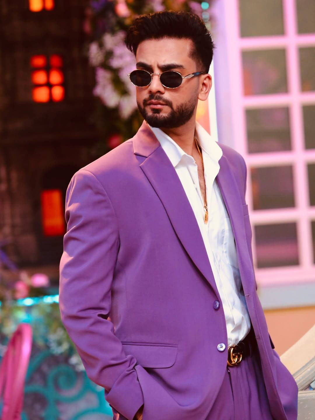 YouTube's popular YouTube and Bigg Boss OTT 2 winner Elvish Yadav has entered television from Season 2 of Laughter Chefs this time. From this show, he is earning an episode on 2 lakhs.