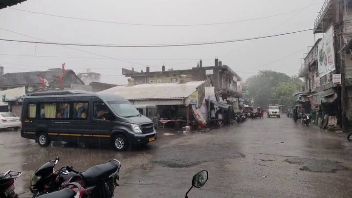 ગુજરાતમાં ચોમાસાનો માહોલ જામી રહ્યો છે, અને હવામાન વિભાગે આવતીકાલે, 22 જુલાઈ, 2025 ના રોજ, રાજ્યના અનેક વિસ્તારોમાં વરસાદની સંભાવના વ્યક્ત કરી છે. આ દિવસે વાતાવરણમાં વીજળીના ચમકારા જોવા મળશે અને કેટલાક સ્થળોએ 30 થી 40 કિલોમીટર પ્રતિ કલાકની ઝડપે પવન પણ ફૂંકાઈ શકે છે.