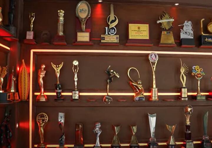 घर के लिविंग एरिया के दूसरे कोने में नवाज ने अपने अवॉर्ड्स रखने के लिए एक अलमारी बनाई हुई है. जो ट्रॉफियों से भरी है.